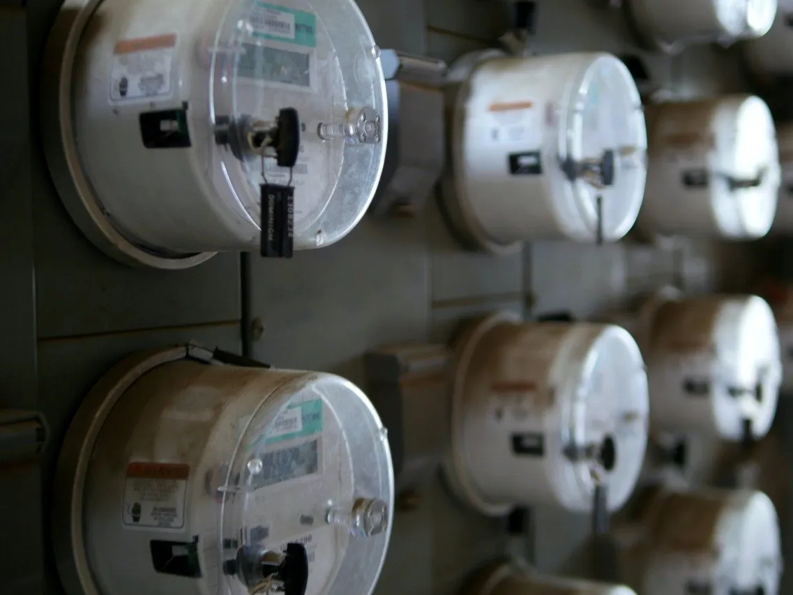 Bateria liczników energii elektrycznej na ścianie